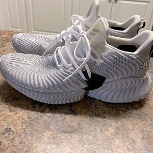 Men’s Adidas Bounce. Like New. Size 11